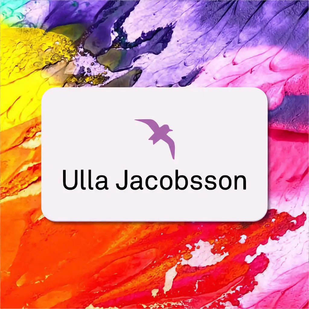 Digitalt presentkort med en lila fågellogga och varumärkesnamnet på ett ljust kort, mot en färgsprakande akvarellbakgrund i lila, rosa, orange och gult. Presentkortet skickas via e-post och kan användas på de finstickade plaggen i webbutiken. Ulla Jacobsson Kläder