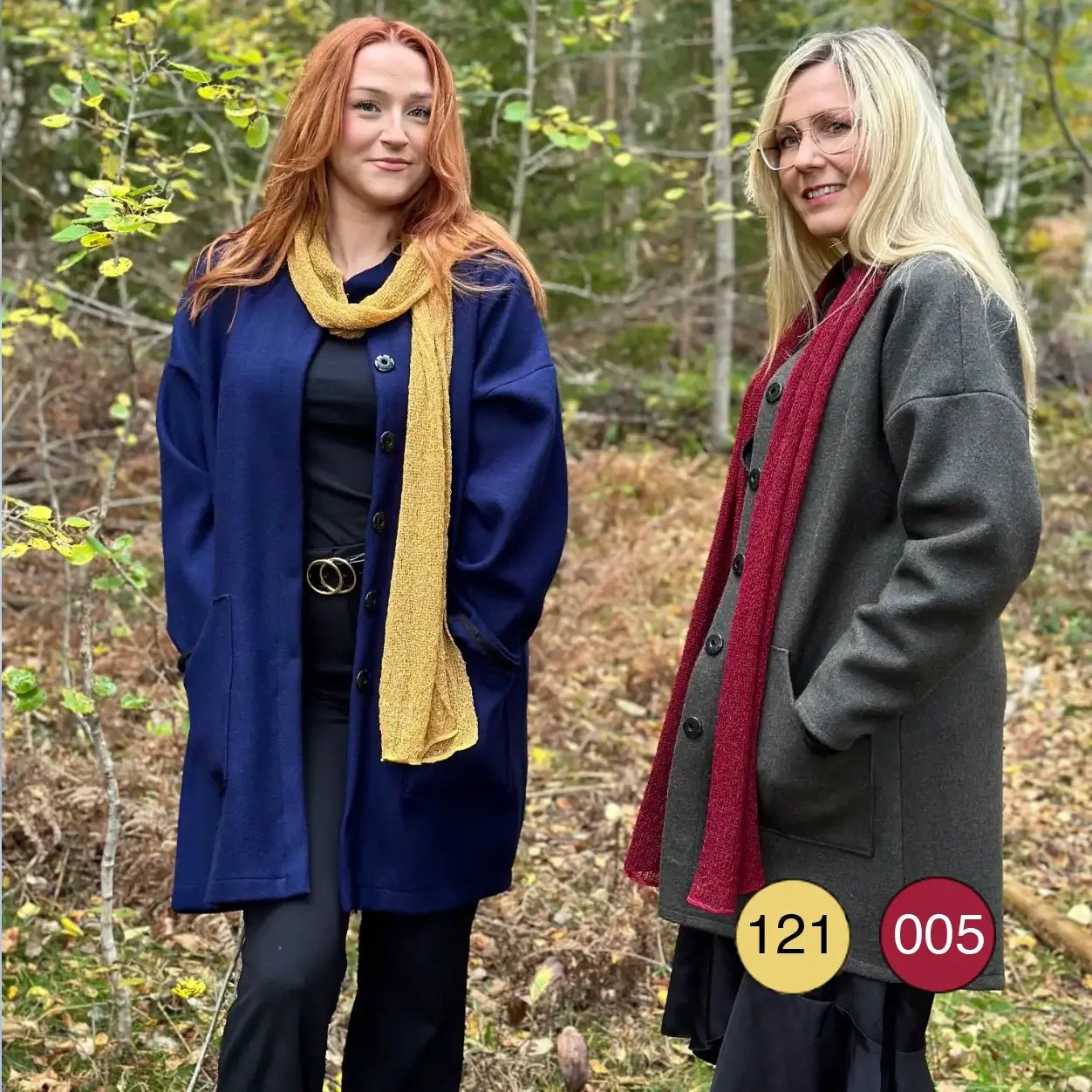 Två kvinnor utomhus, den ena i en Almira sjal i ljus senap och den andra i vinröd, sedda i en annan vinkel; de mjuka finstickade sjalarna visar de två tonerna tillsammans. Ulla Jacobsson Kläder