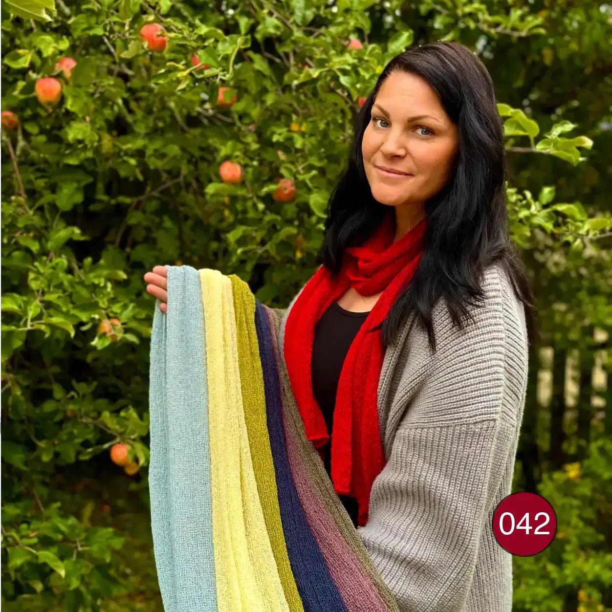 Almira Sjal – Finstickad och färgglad sjal för både henne och honom | Ulla Jacobsson Kläder