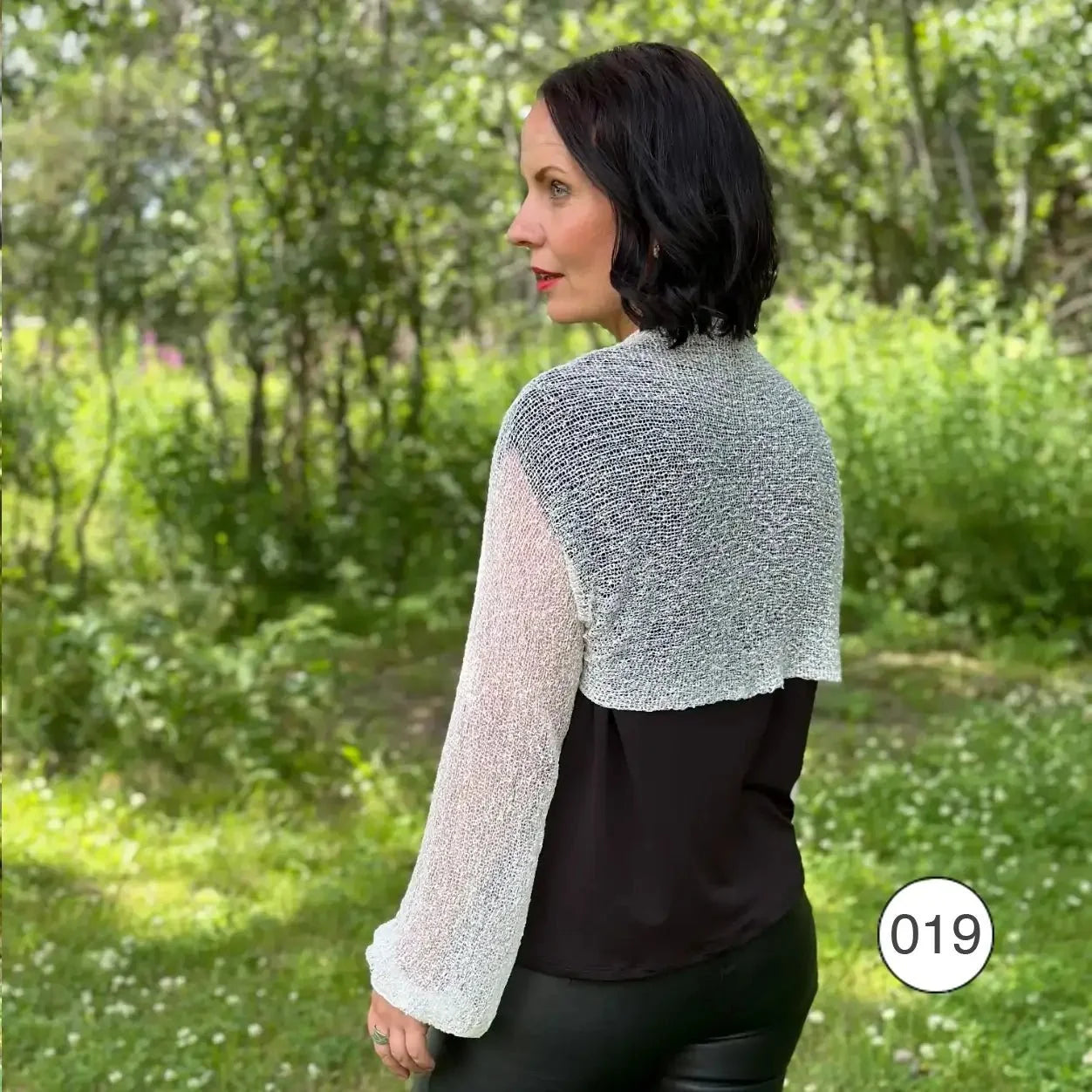 Liv Bolero – finstickad bolero, vit, bakifrån