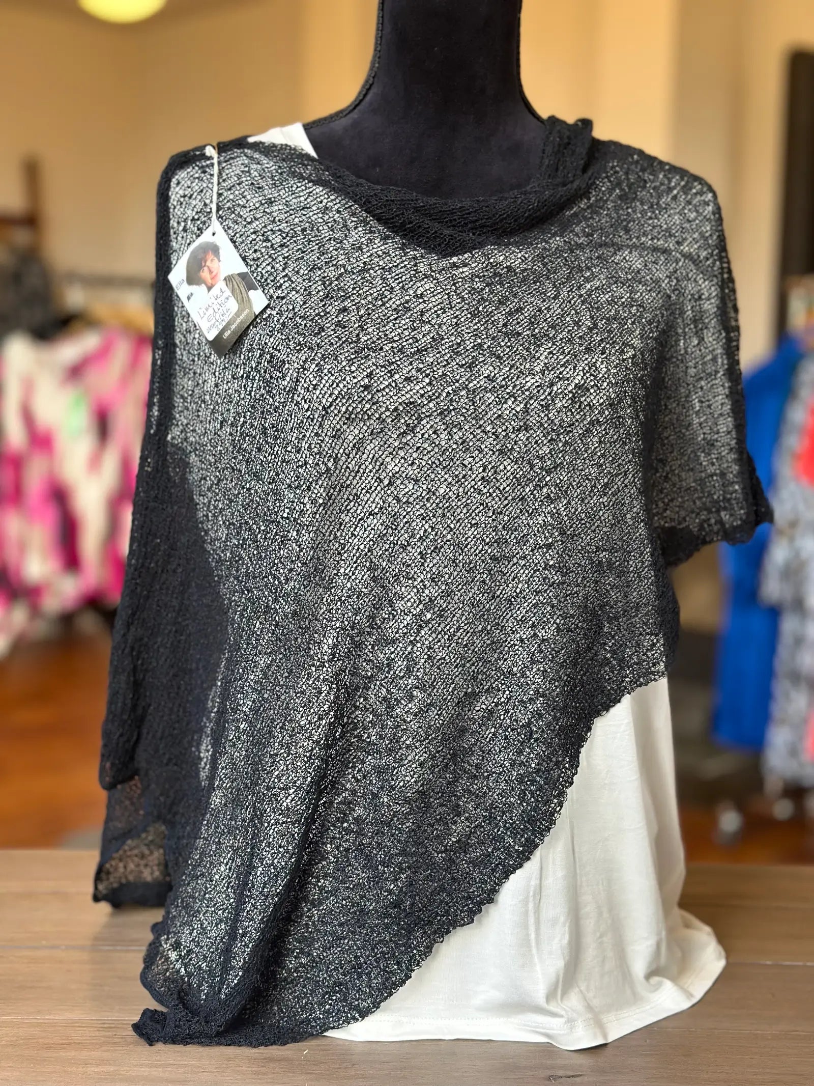 Ella Cape – Finstickad cape i 60+ färger