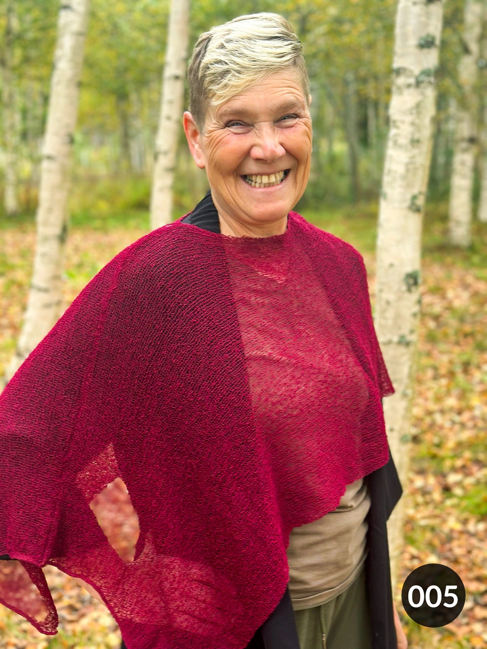 Ella Cape - Vår populära finstickade Cape i många färger | Ulla Jacobsson Kläder