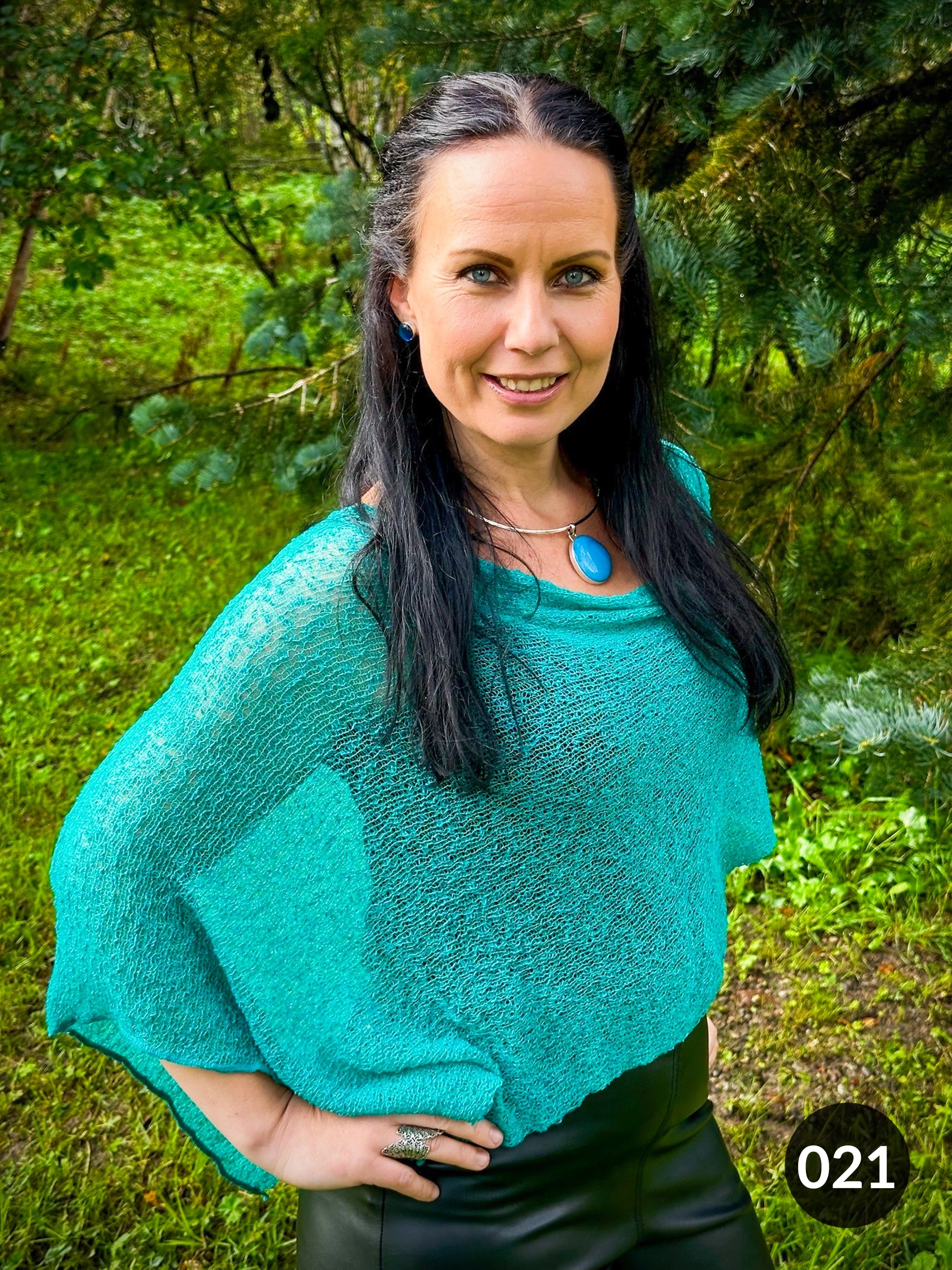 Ella Cape - Vår populära finstickade Cape i många färger | Ulla Jacobsson Kläder