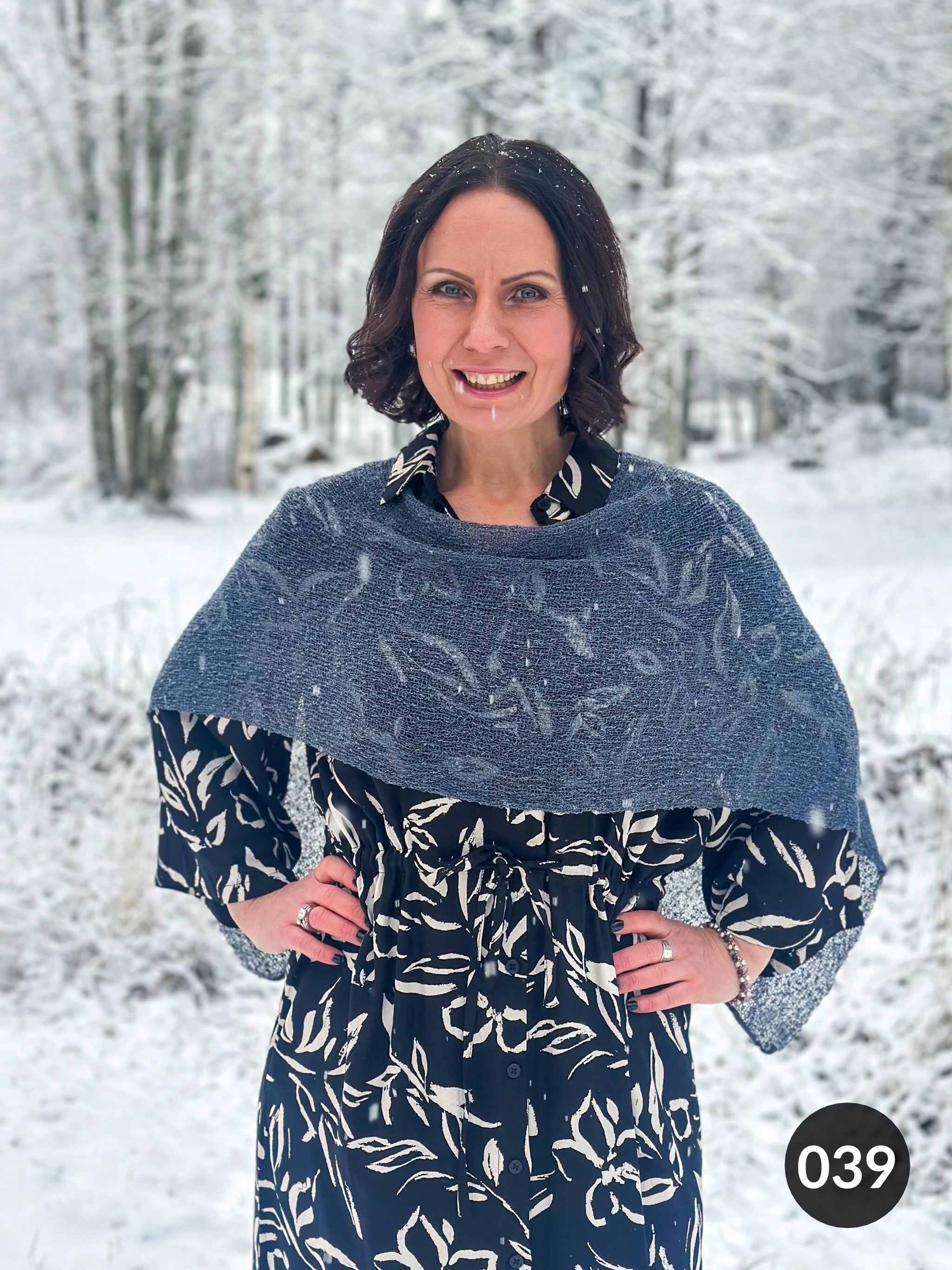 Ella Cape - Vår populära finstickade Cape i många färger | Ulla Jacobsson Kläder