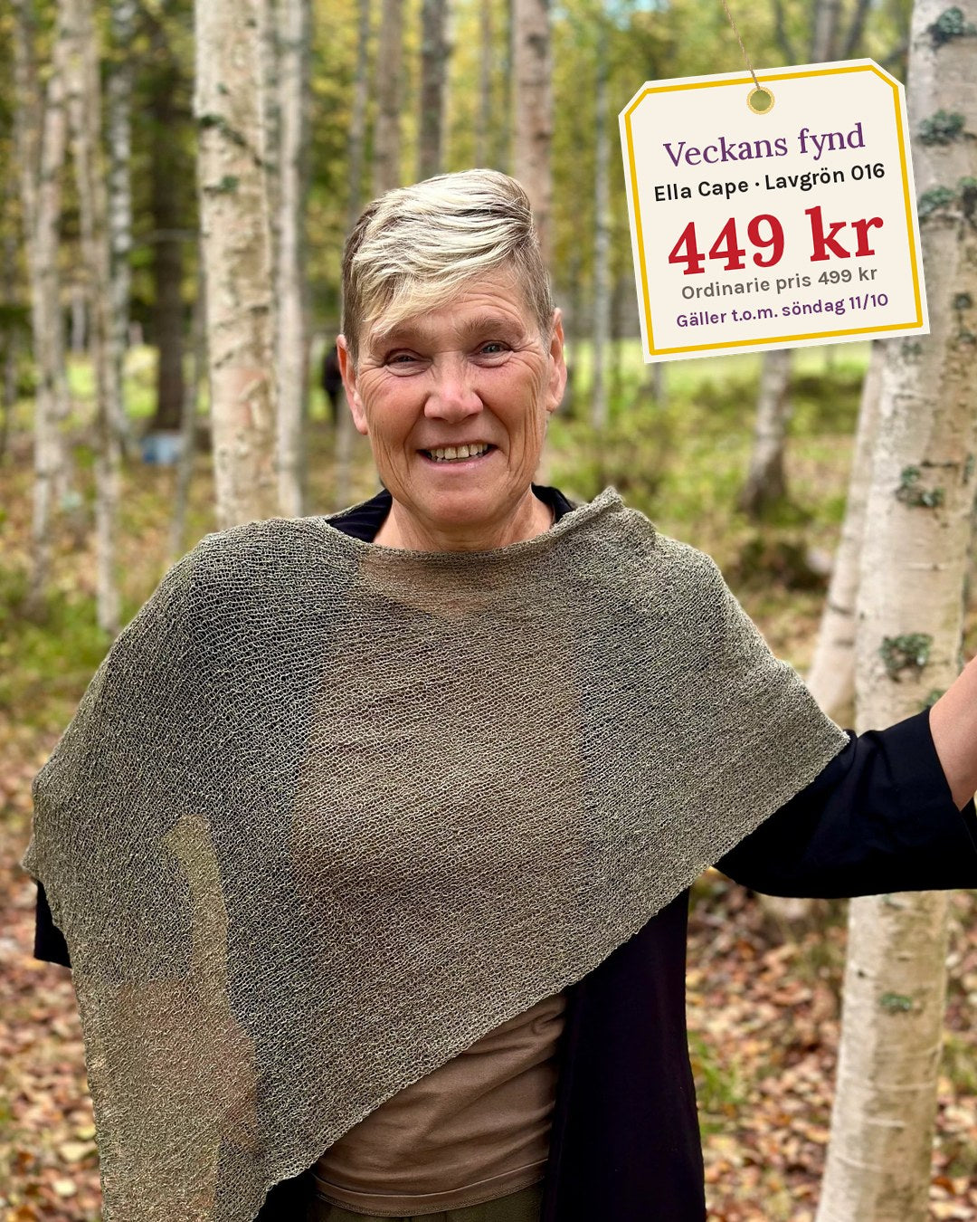 Veckans fynd: kvinna i Ella Cape i färg 016 Lavgrön bland björkar, med hängetikett 449 kr, ordinarie pris 499 kr, gäller till och med söndag 11 oktober. Ulla Jacobsson Kläder.